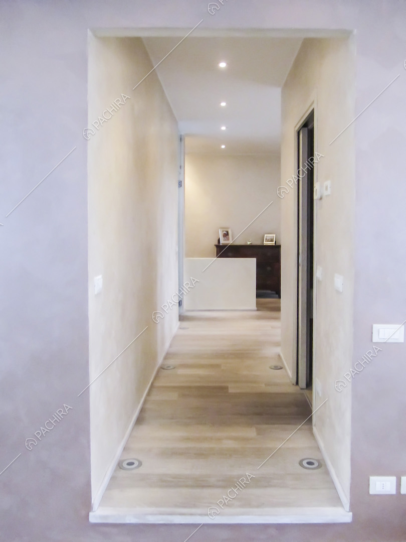 Corridoio rialzato in parquet chiaro