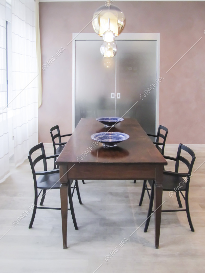 Lampadario a bolle e tavolo da pranzo in legno con sedie nere di design