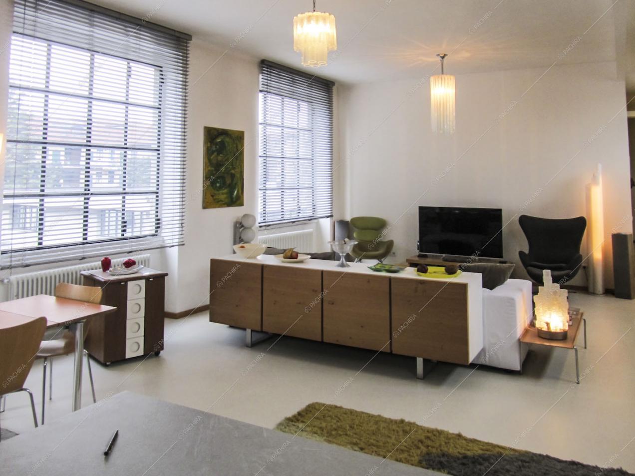 Salotto del Loft con pavimento in resina color panna