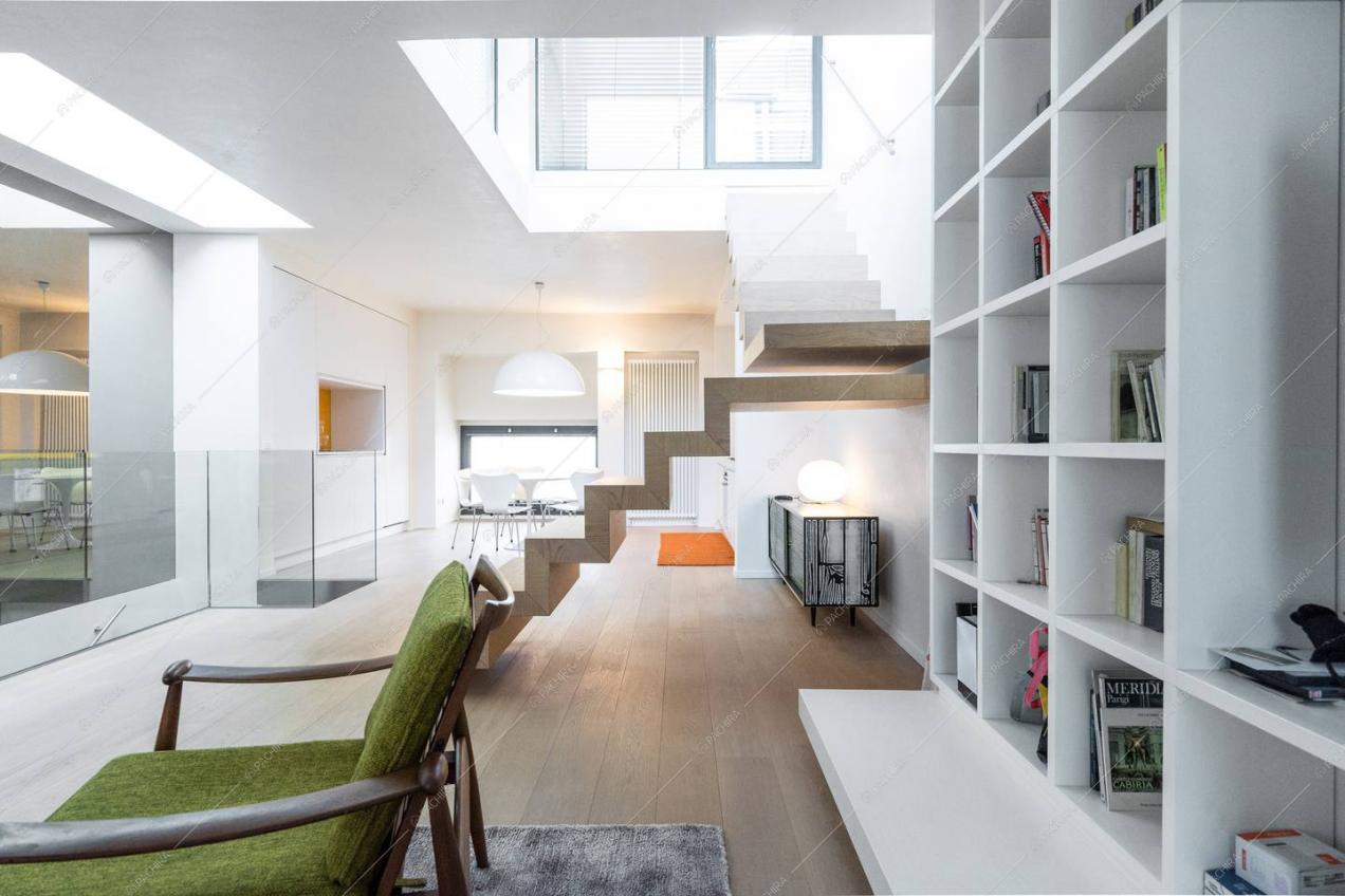 La libreria e la scala minimal del loft