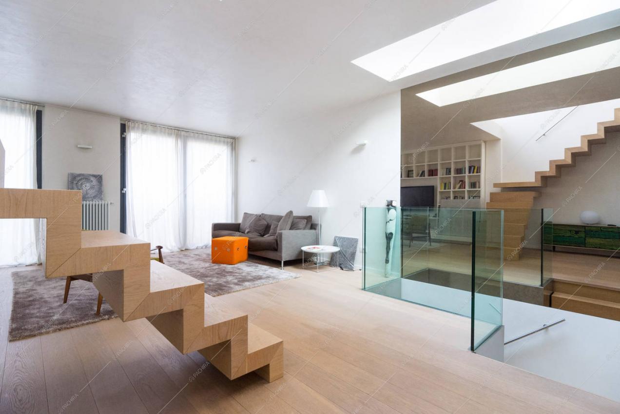 Il living minimal del loft Patata
