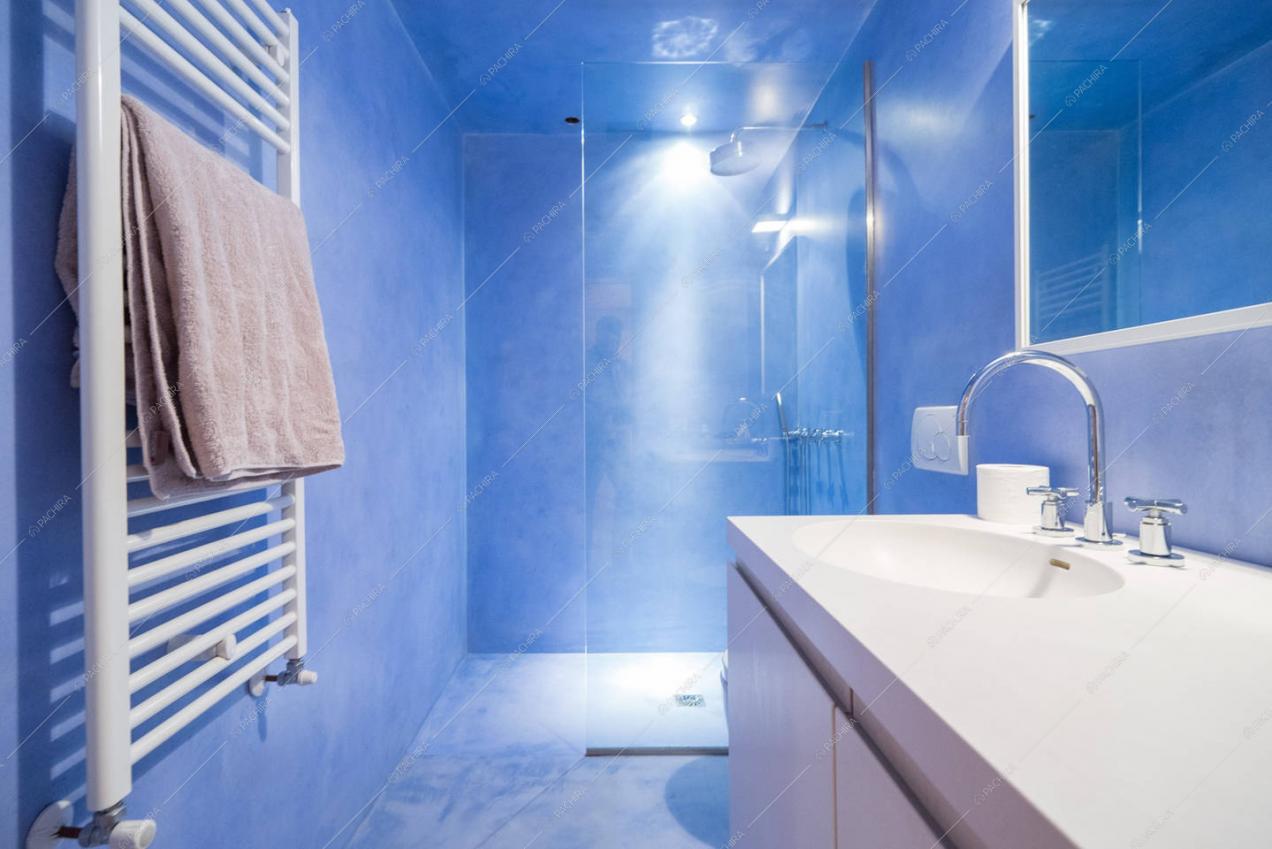 Il bagno celeste con doccia del loft