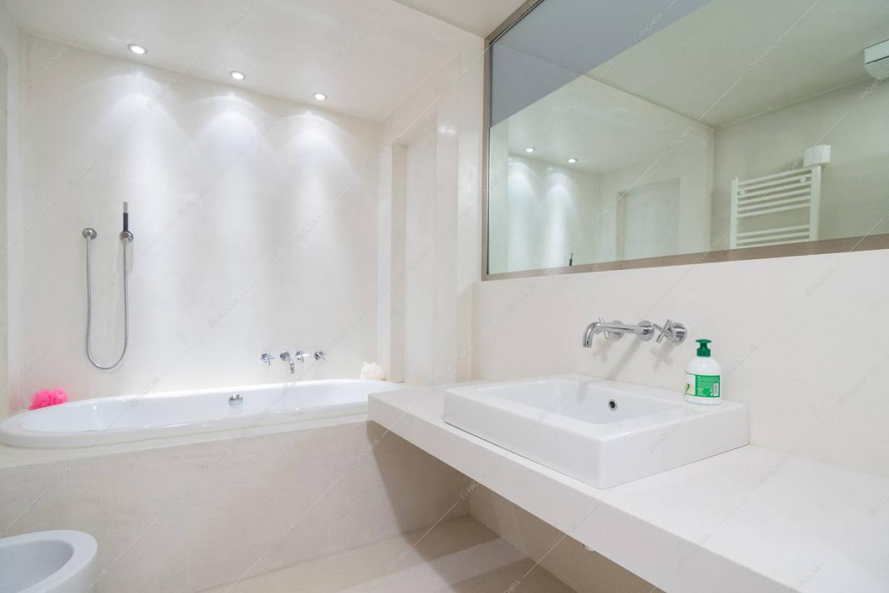 Il bagno total white della Location Patata