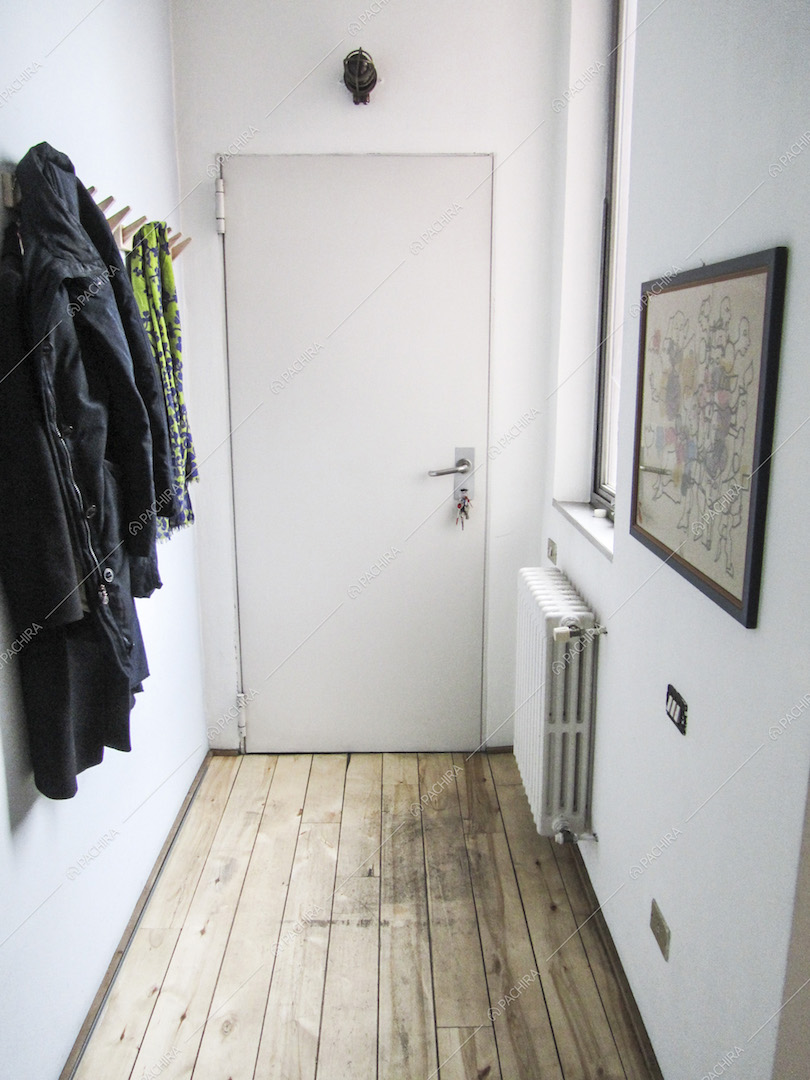 L'ingresso con pavimento in parquet del loft