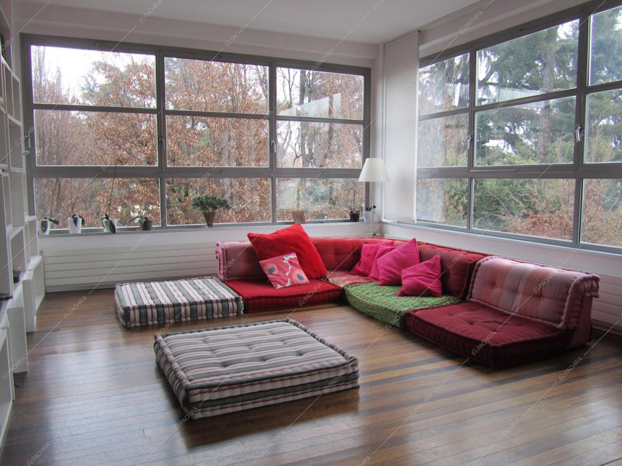 Salotto del loft con pavimento in parquet