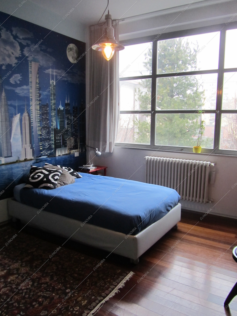 Camera da letto con vetrate e parquet