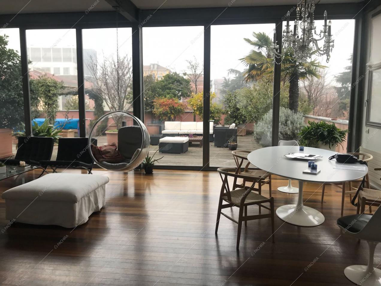Vetrate e parquet nella Location Tandori