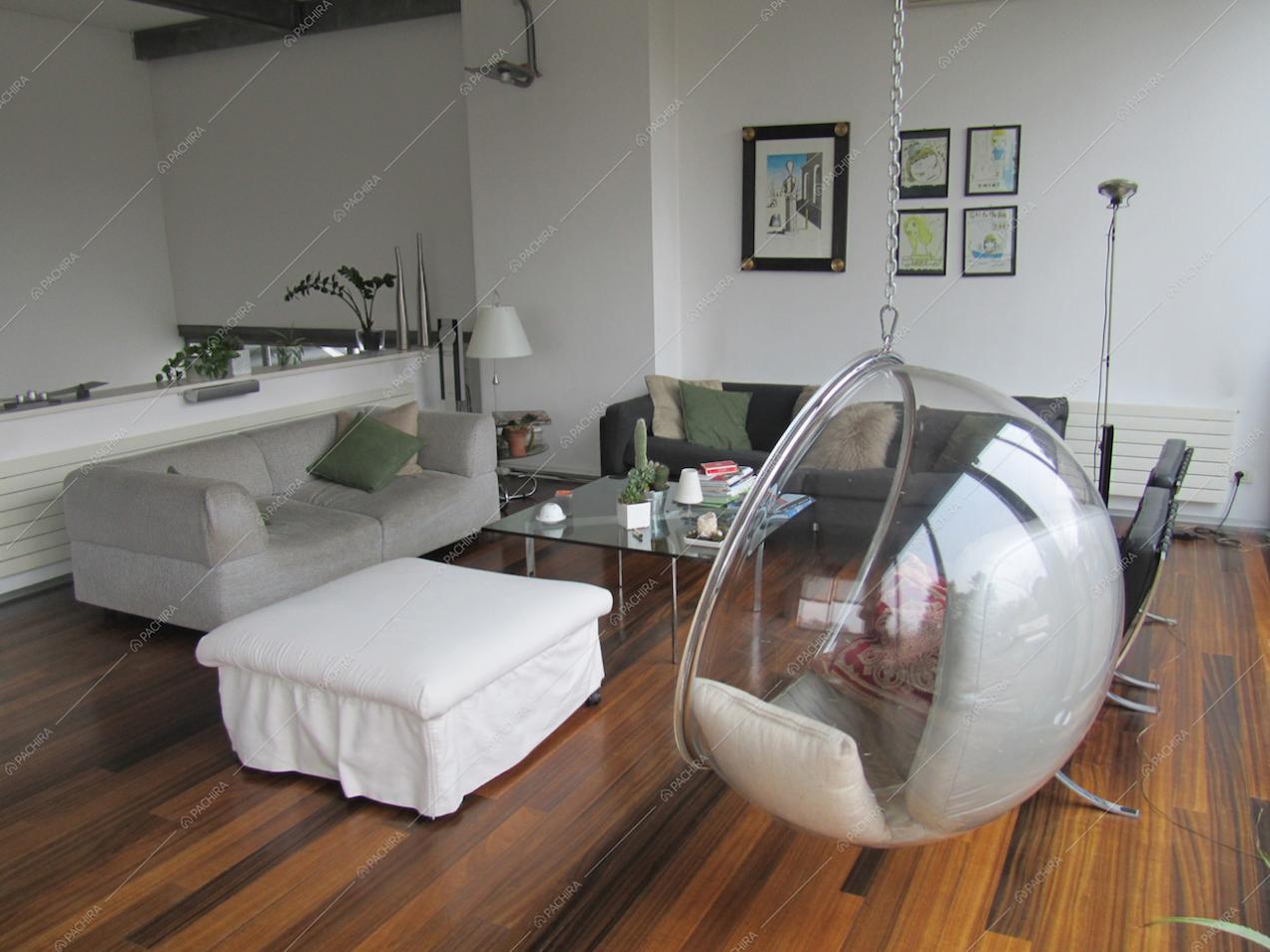 La bubble chair nel salotto della Location Tandori a Milano