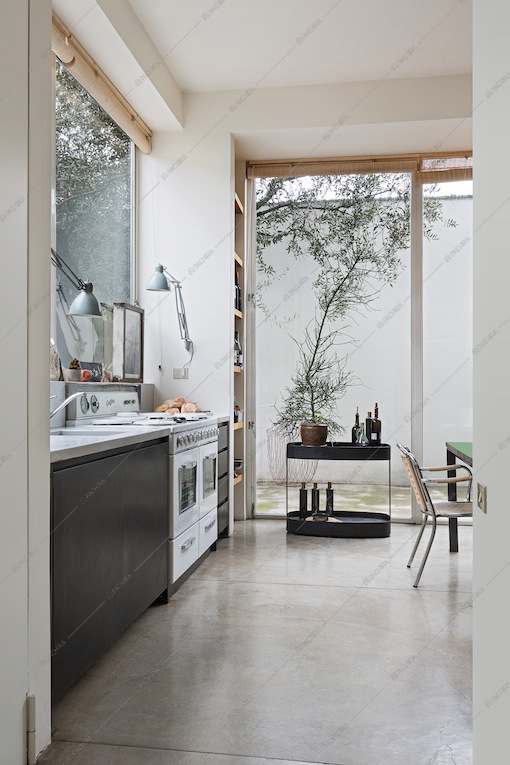Cucina moderna con vetrate