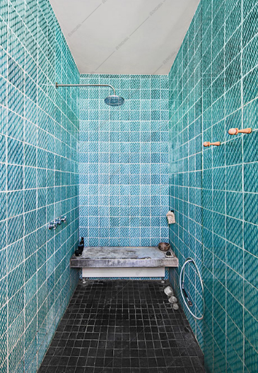Bagno con piastrelle azzurre