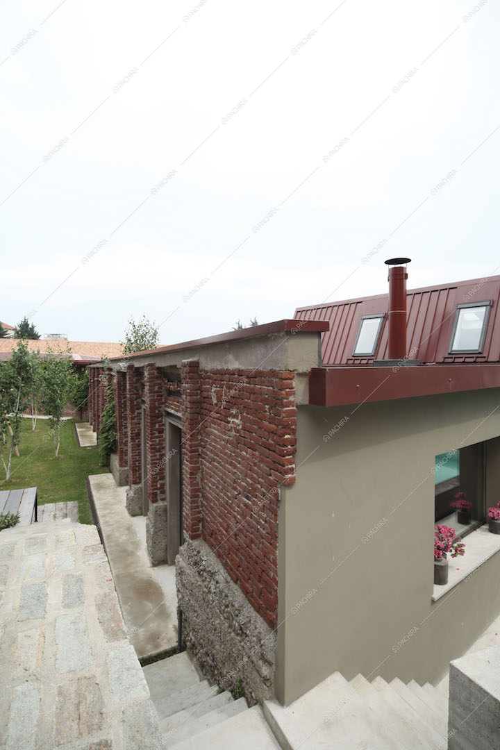 Esterni della villa con pareti in mattoni