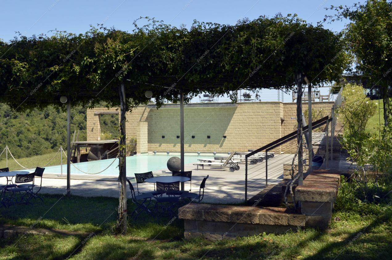 Zona piscina con tavolini e sedie