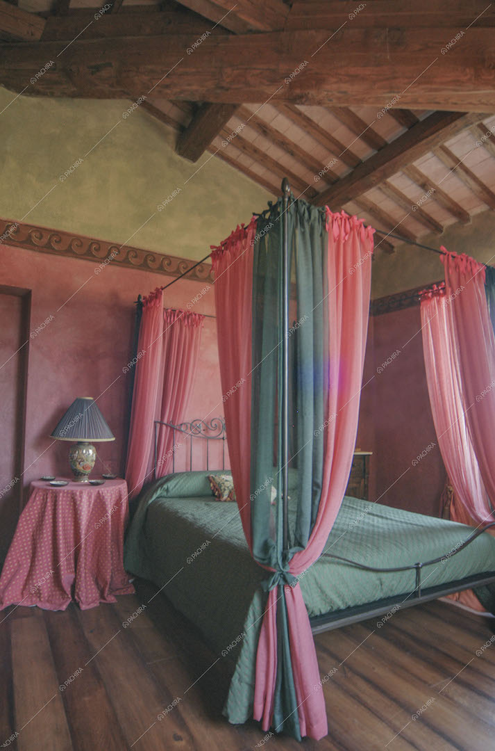 Letto a baldacchino con pavimento in legno
