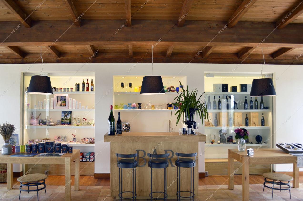 Banco bar in legno con sgabelli neri