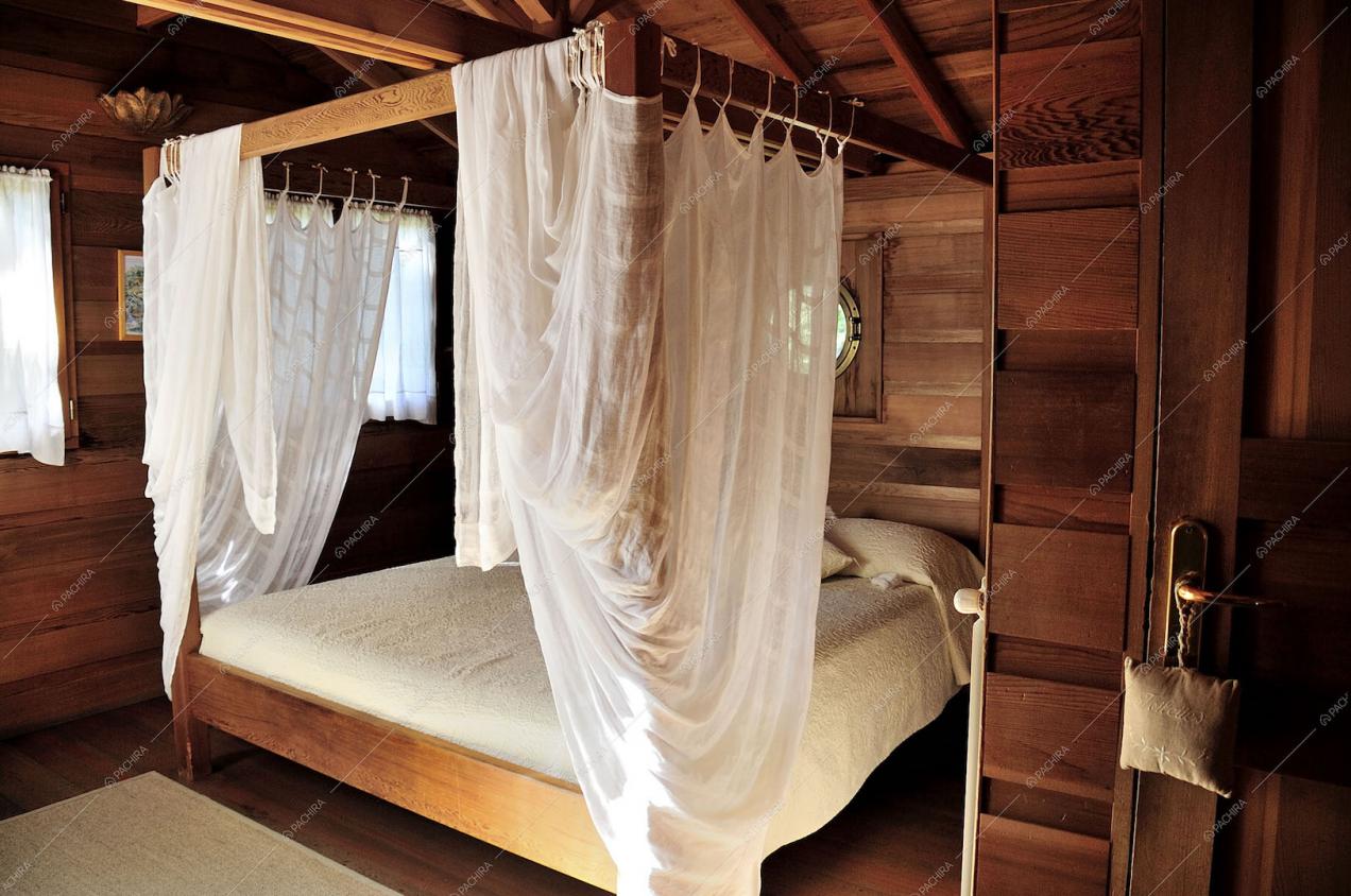 Letto a baldacchino con pareti, soffitto e pavimento in legno