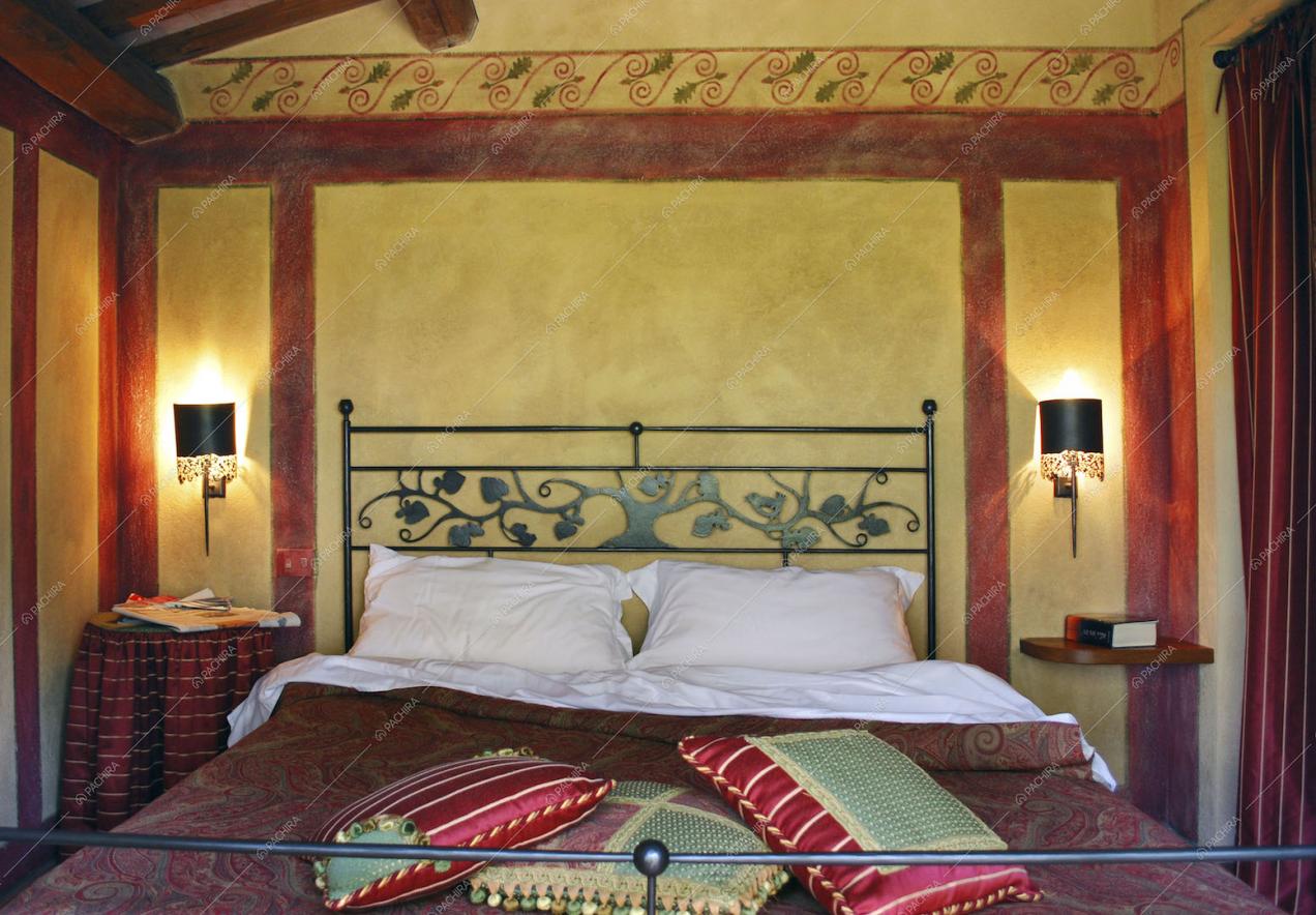 Letto matrimoniale con parete dipinta