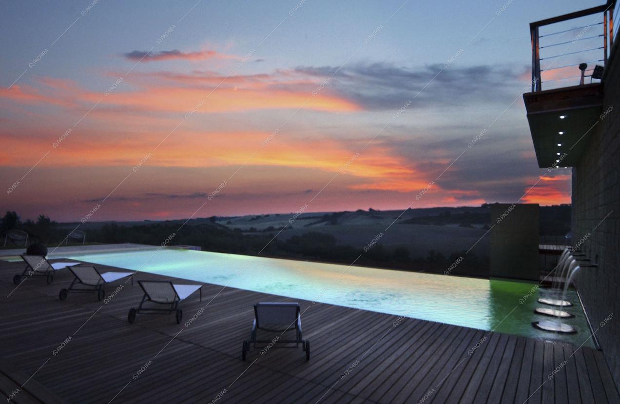 Piscina con vista panoramica e sdraio