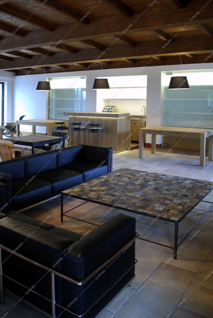 Banco bar in legno con sgabelli neri