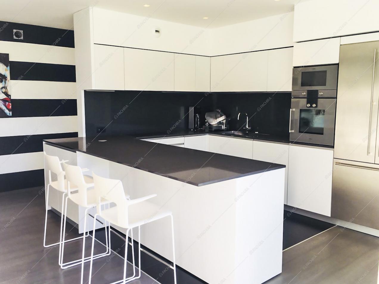 La cucina bianca e nera della Location Iresine
