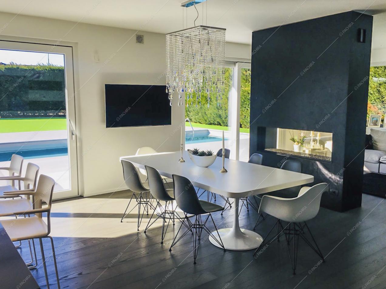Villa moderna con lampadario in murano