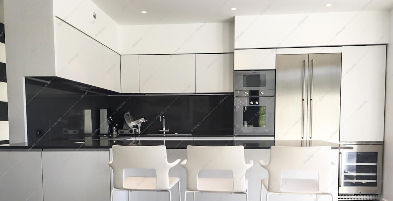 Cucina a vista bianca e nera