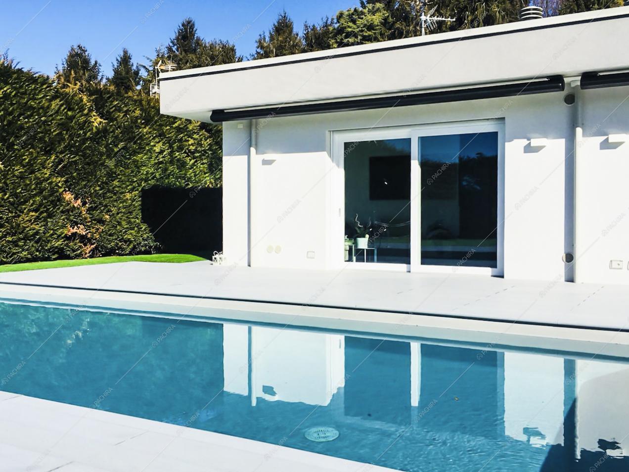 La piscina della villa Iresine