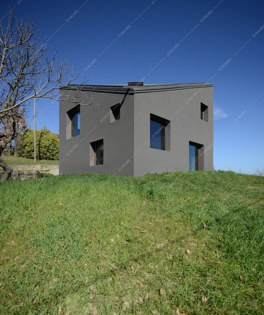 Giardino e villa vista dall'esterno, architettura brutalista