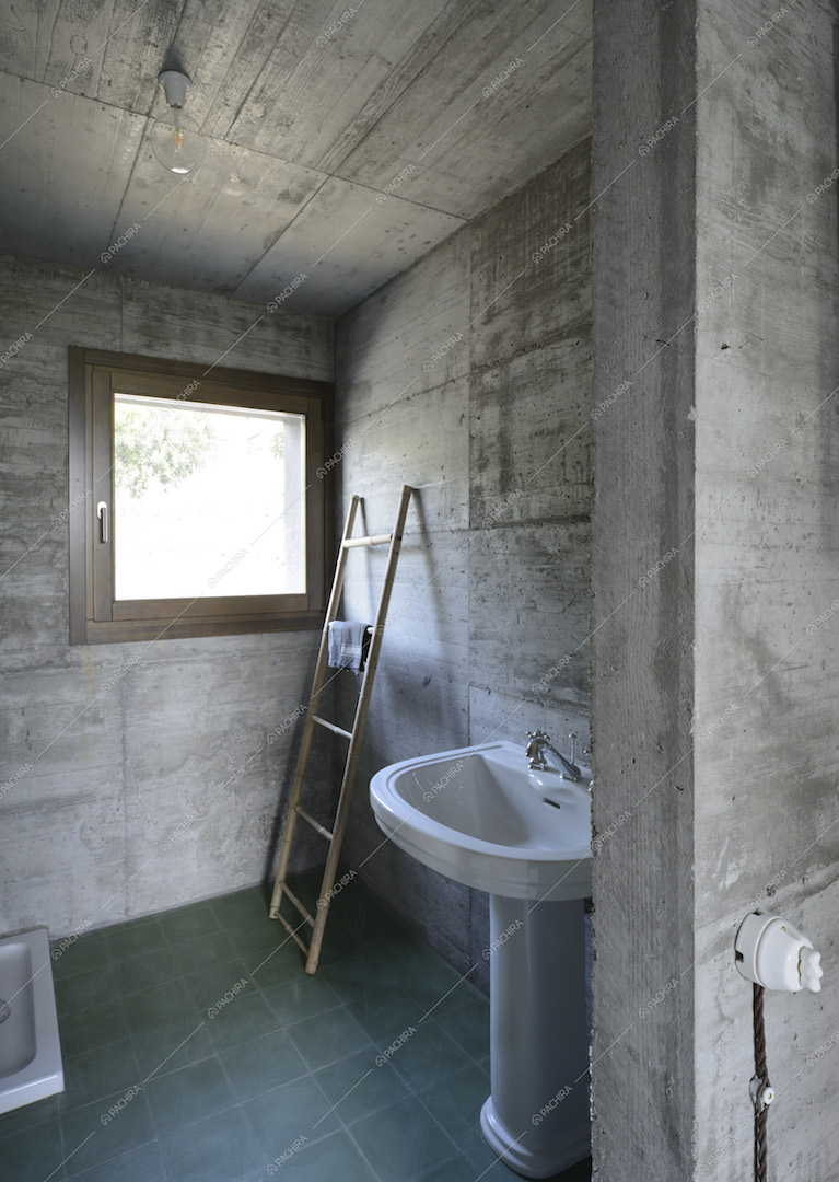 Bagno con lavabo e scala in legno come porta asciugamani