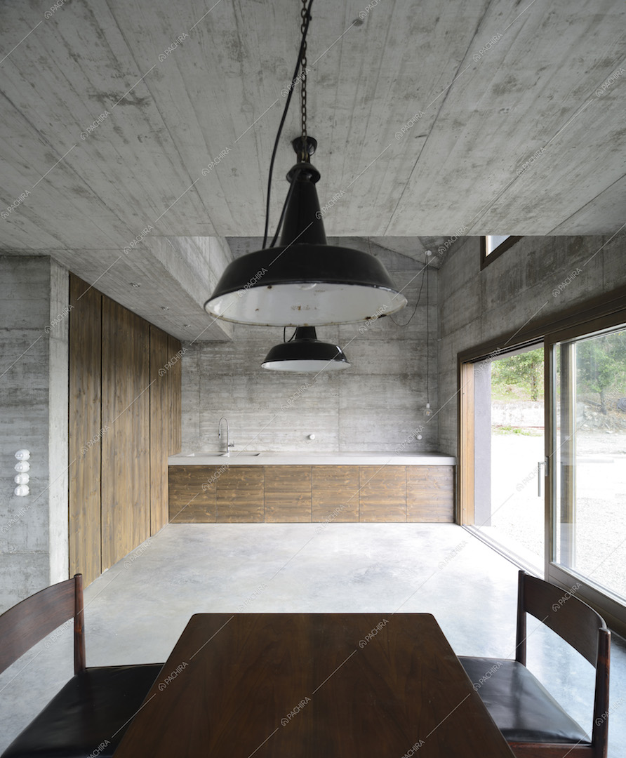 Tavolo da pranzo e piano di lavoro della cucina a vista
