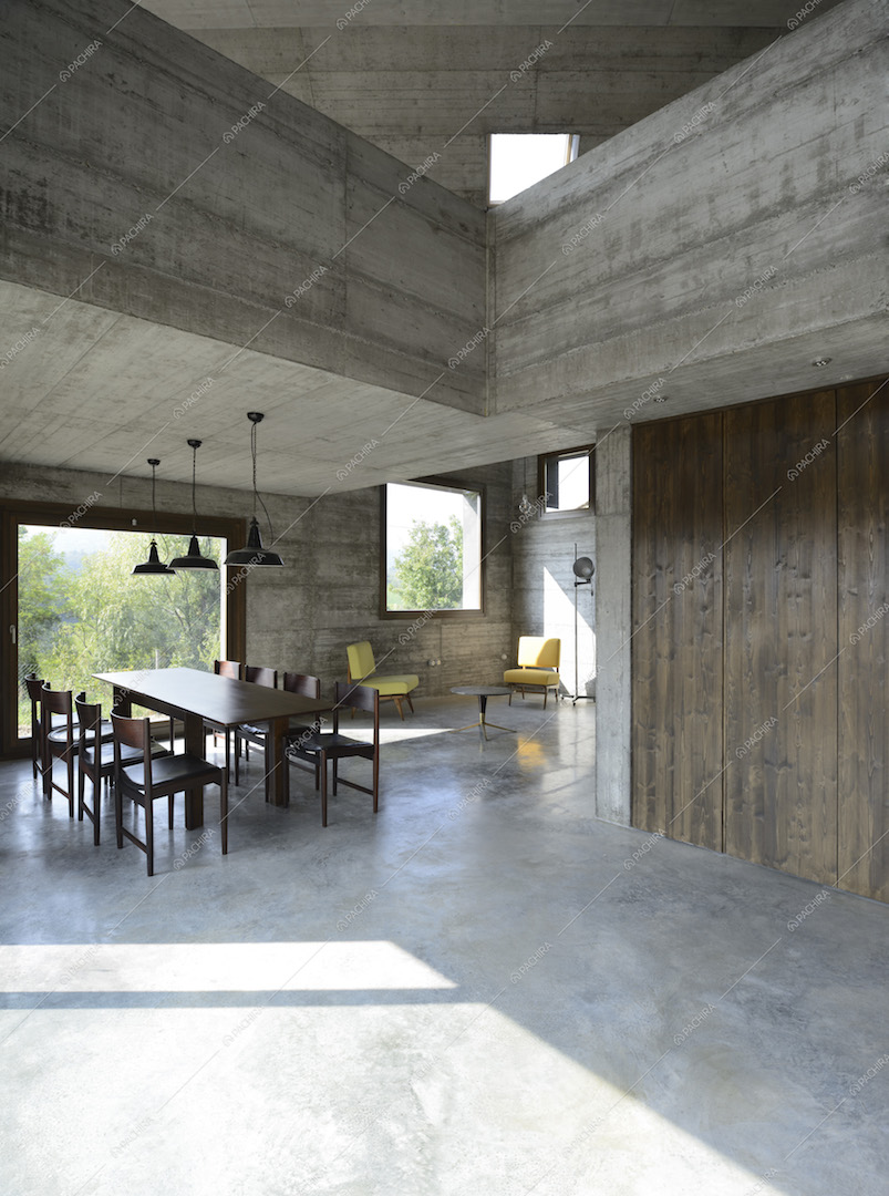 Living minimal della villa e vista della struttura su più livelli