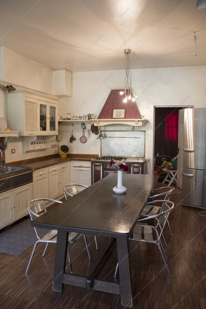 Sala da pranzo con cucina e cappa color magenta