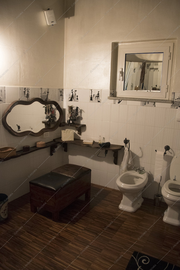 Bagno con pavimento in parquet