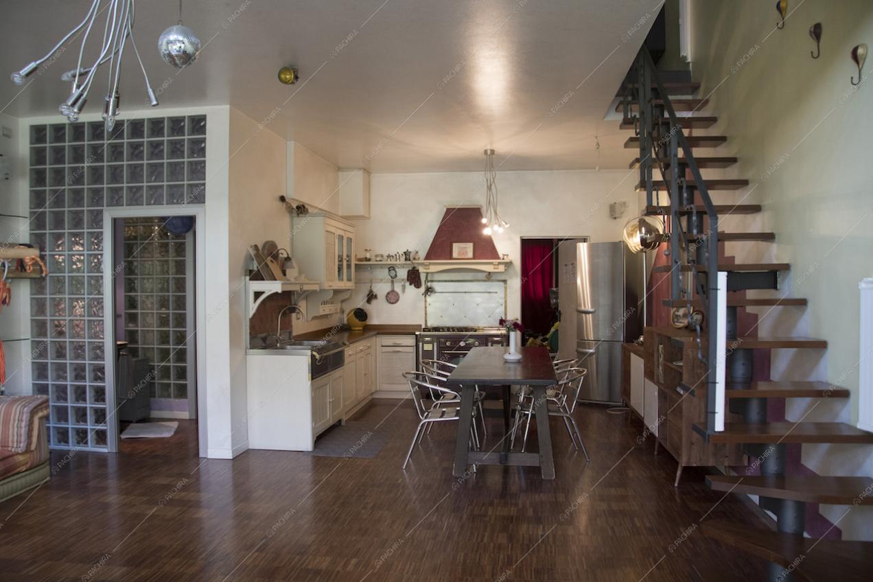 Cucina a vista e scale di questo Loft moderno a Milano