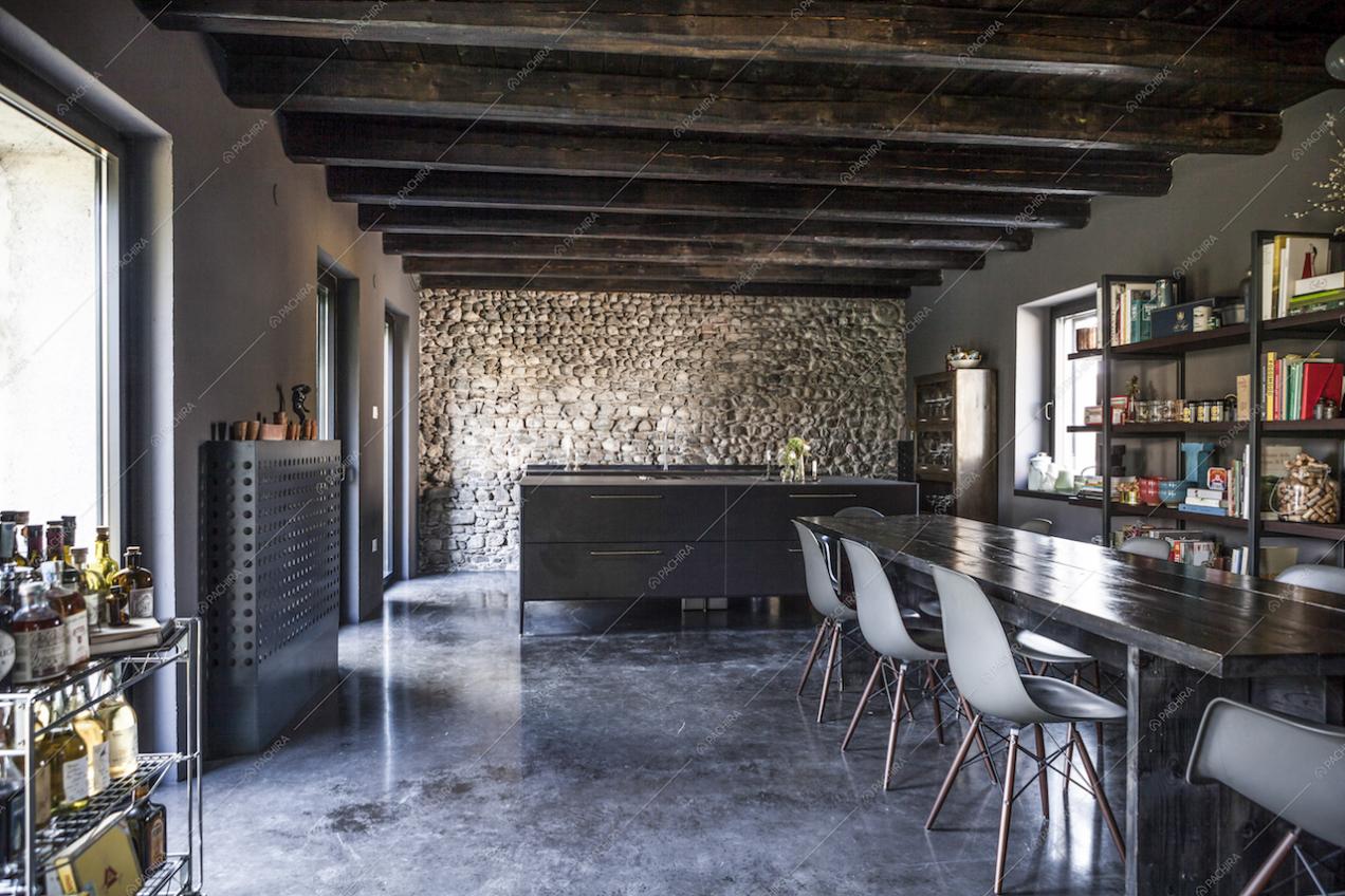 La cucina a vista e il tavolo della villa Barba