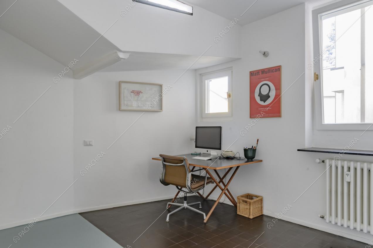 Zona lavoro con scrivania in legno