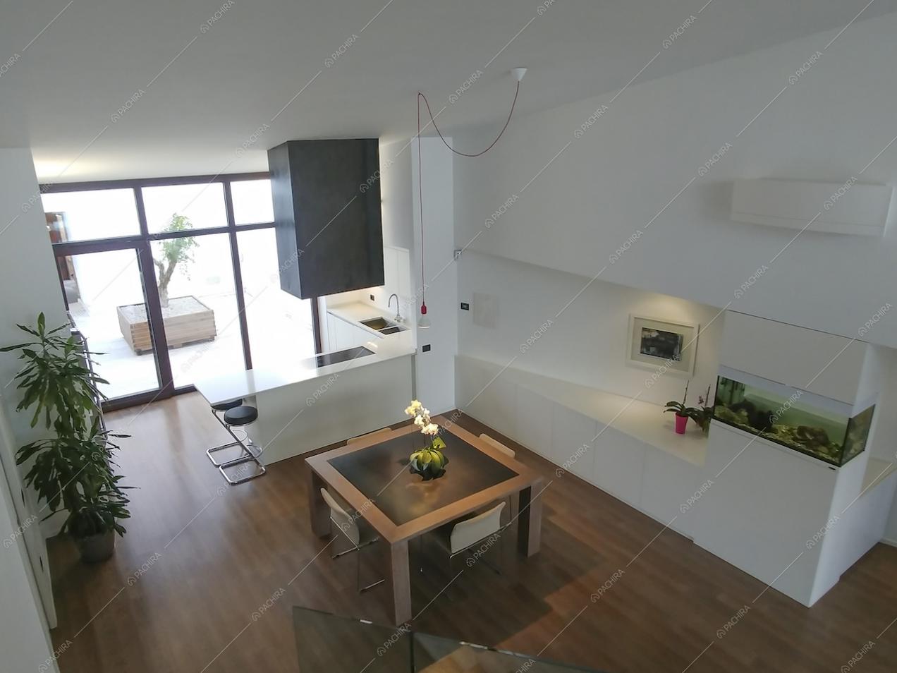 La cucina moderna e le vetrate