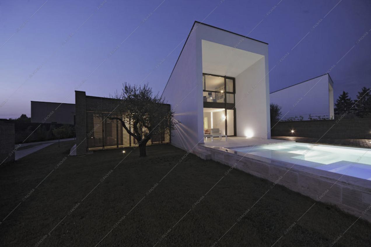 La piscina e gli esterni in tufo
