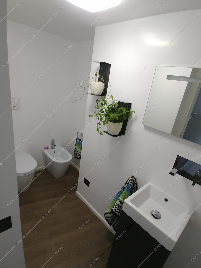 Il bagno moderno della Location Fieno