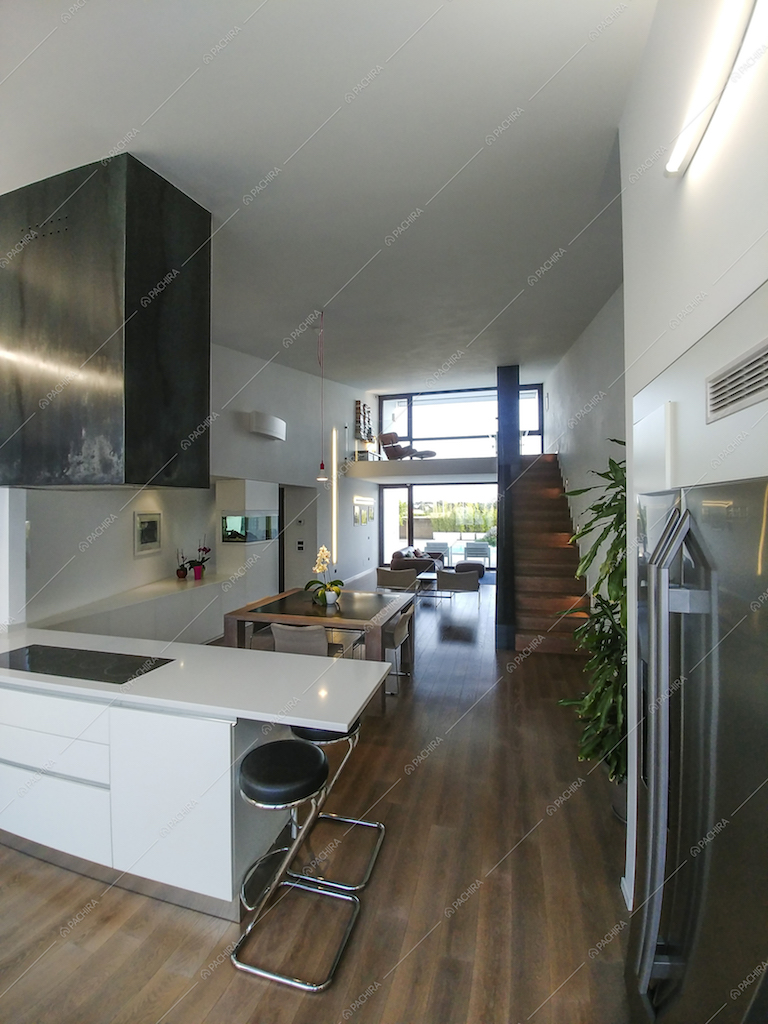 Cucina open space e pavimento in legno