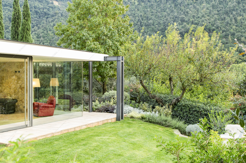 Il giardino e le vetrate illuminate