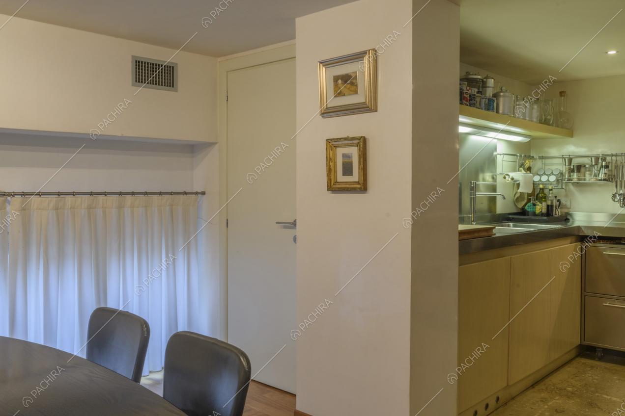 Vista da soppalco della cucina e dell'ingresso bagno comune