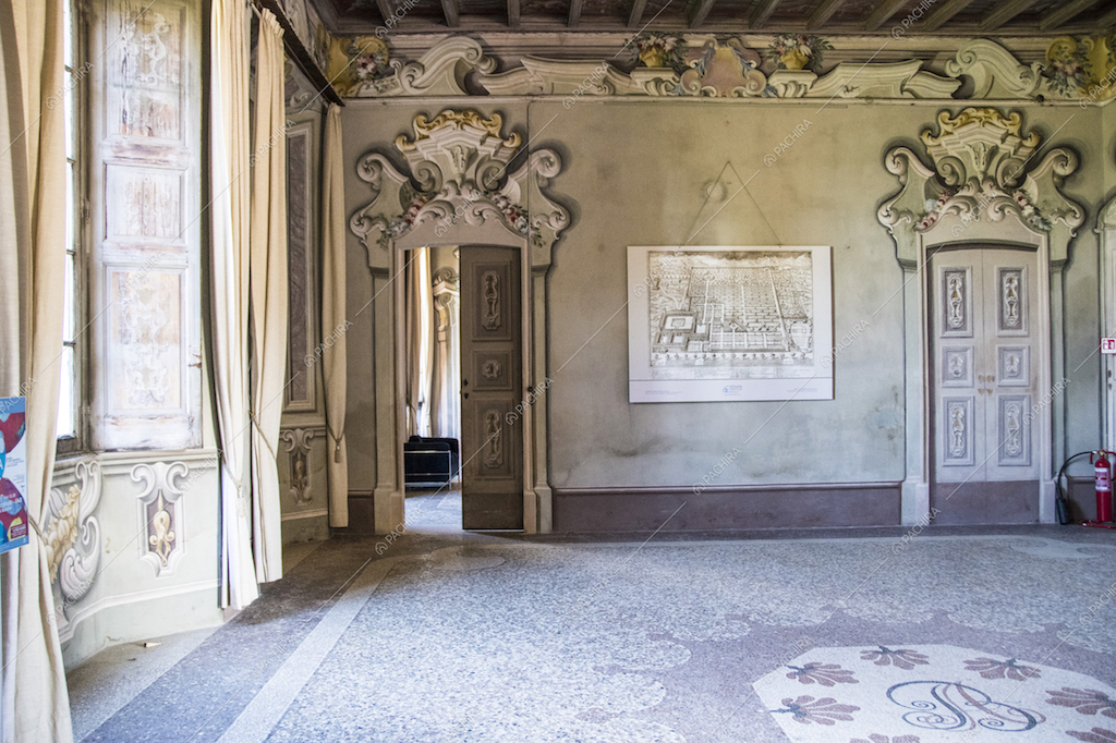 Pavimento in seminato veneziano e porte con fregi eleganti