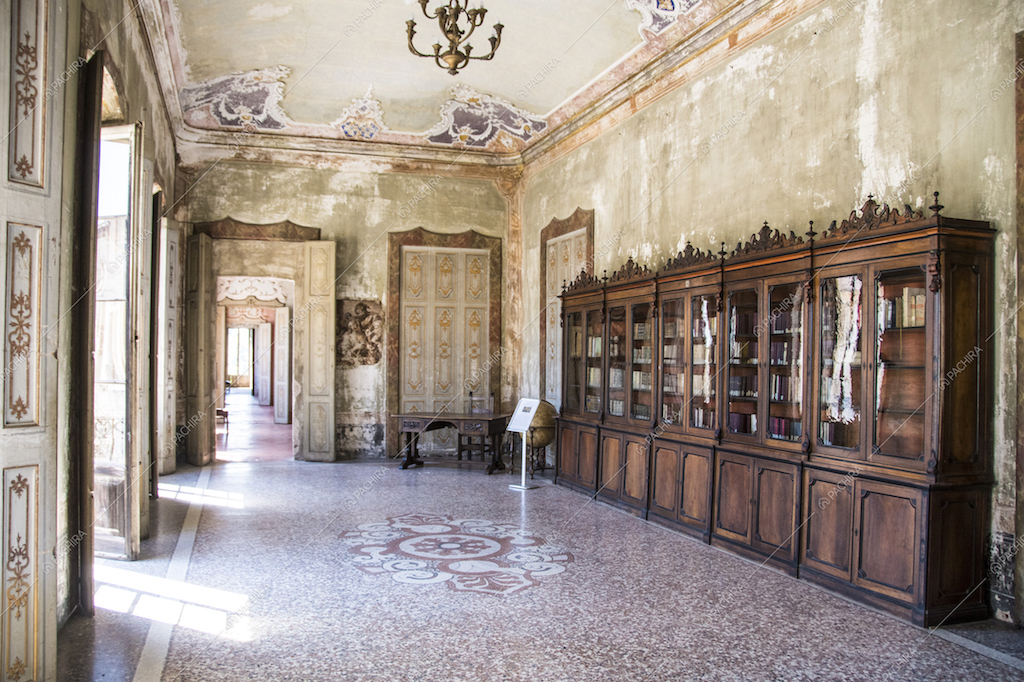 Arredi classici in un salone della Location Olmo