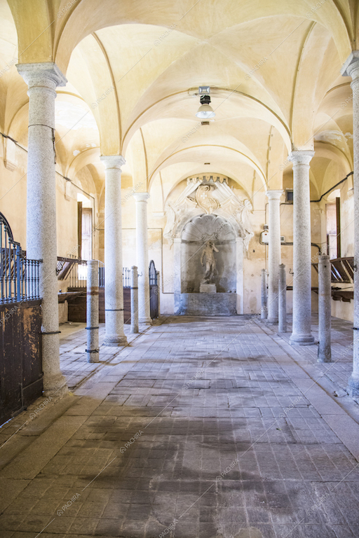 Colonne nel porticato della Location Olmo