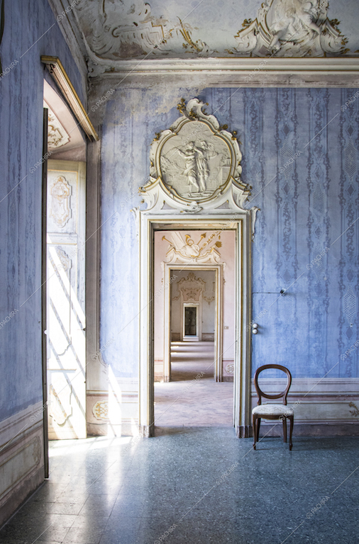 Una sala regale color celeste della Location Olmo