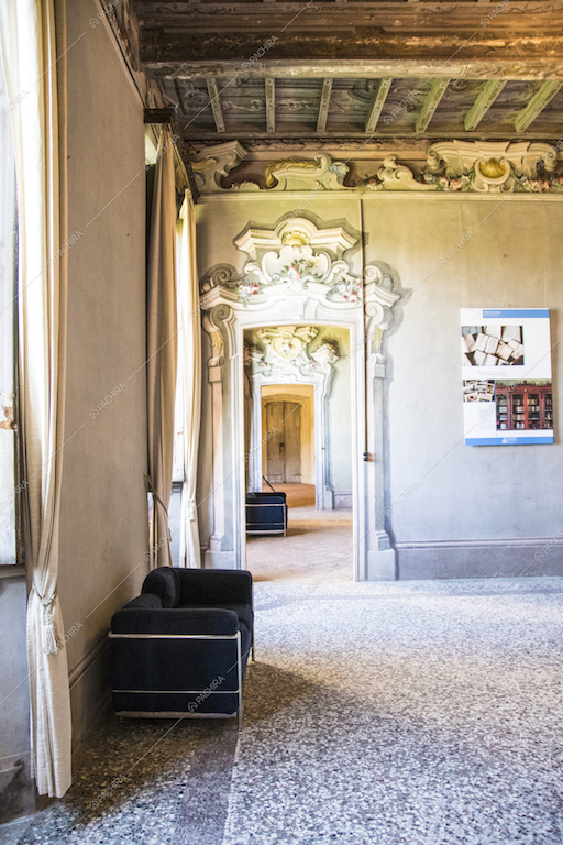 Le porte con fregi della Location Olmo e il soffitto con travi a vista