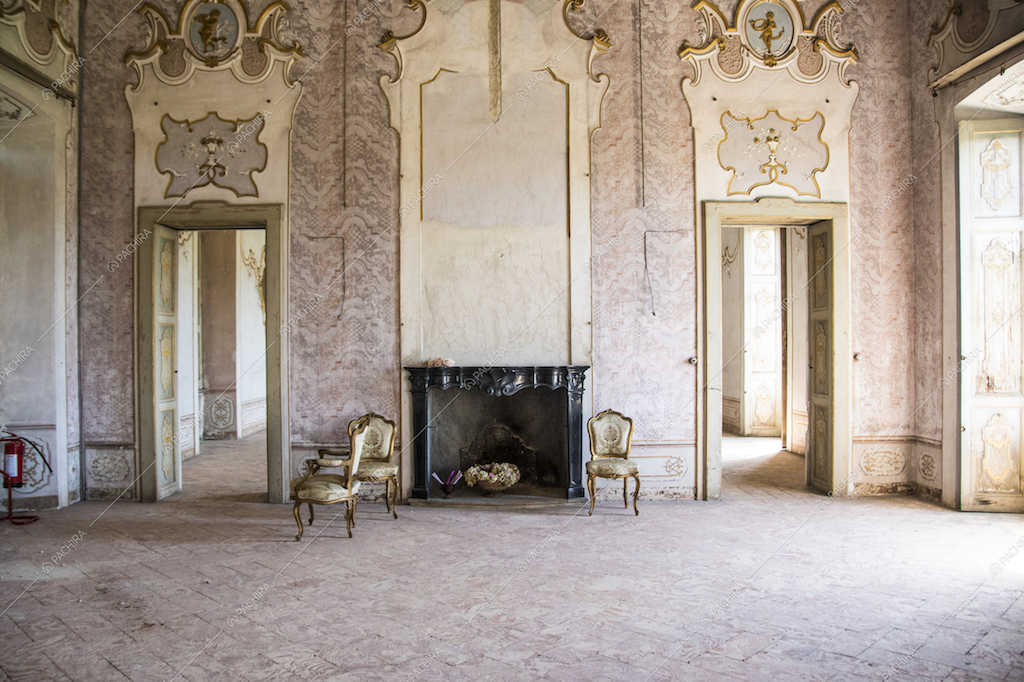 Una sala della Location Olmo con camino