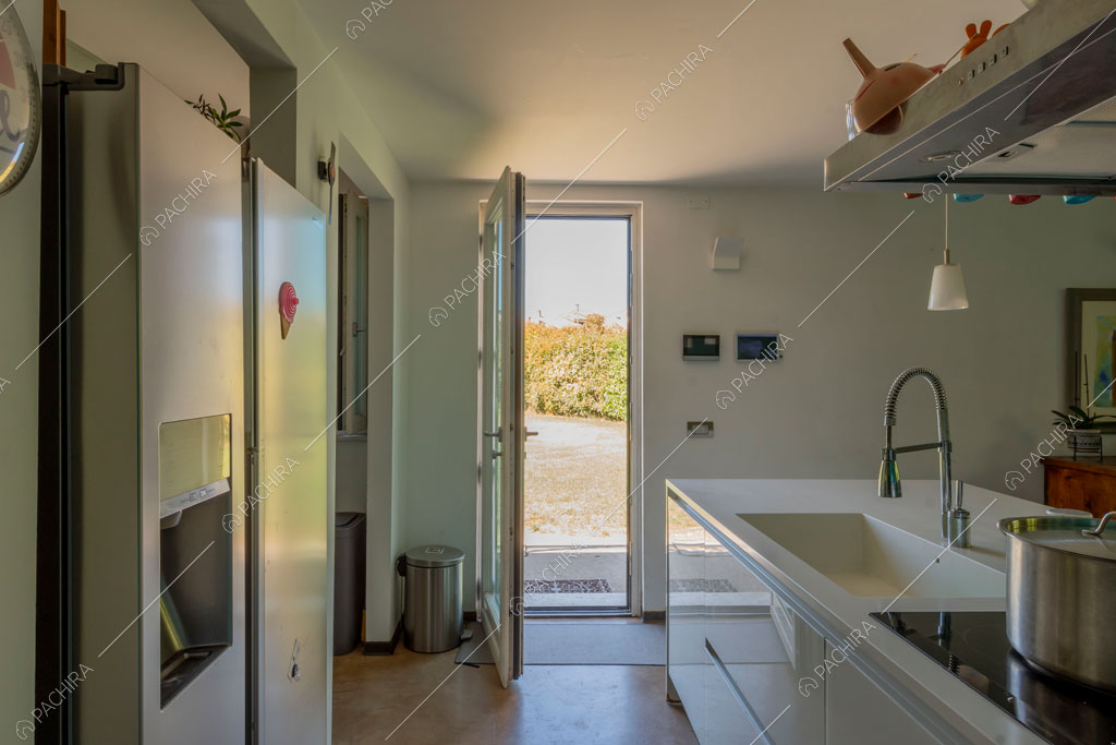 Cucina con fornelli a induzione della villa Arafura, location in stile contemporaneo a Roma