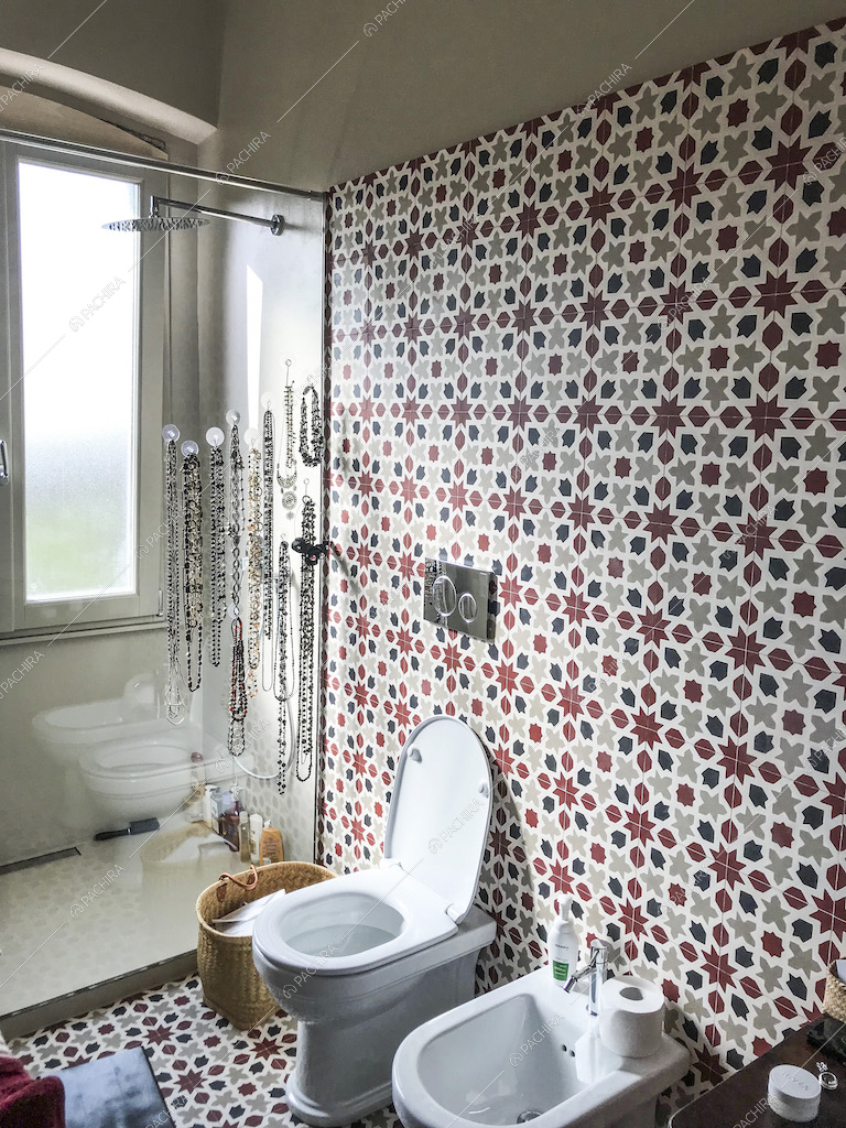 Bagno con piastrelle colorate