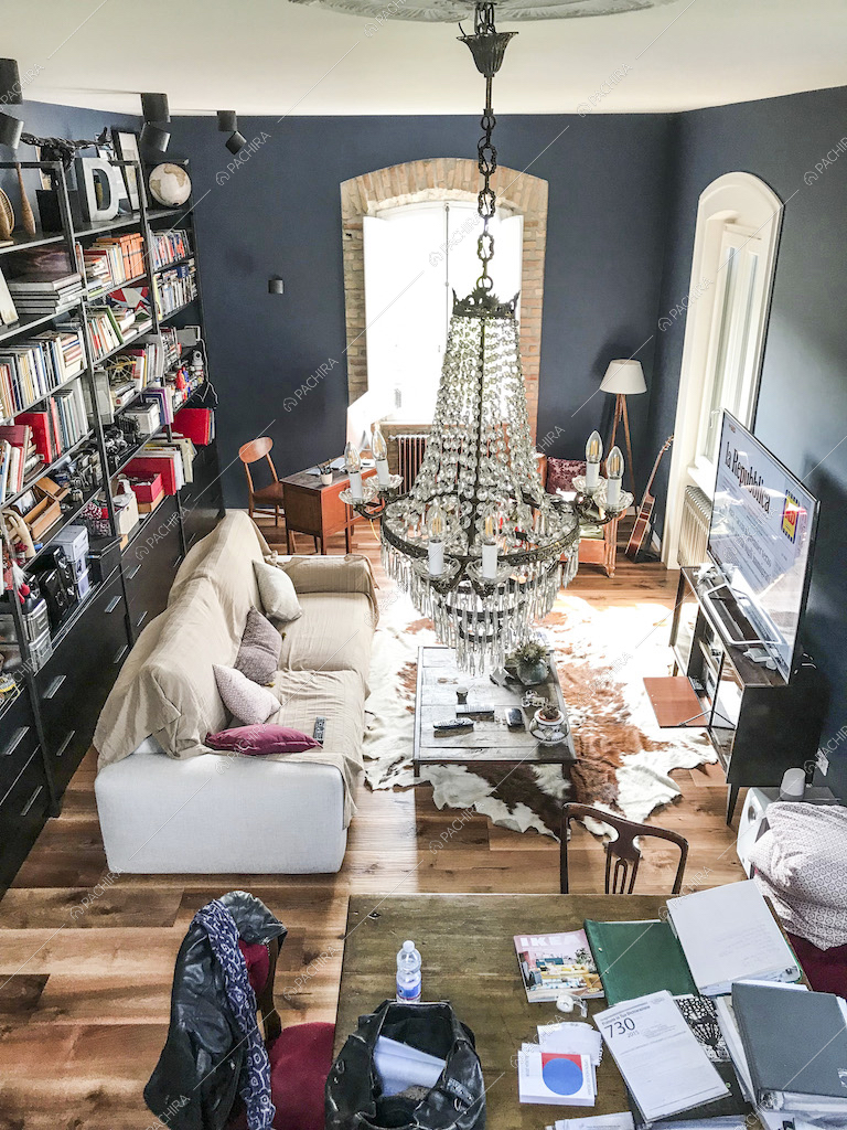 Lampadario e libreria nel living della Location Rovo